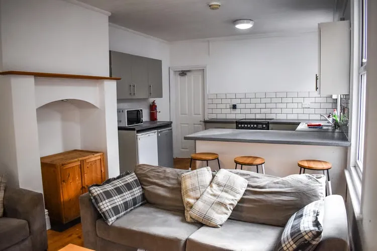 6 bedroom, 3 Bathroom - West end student property! - Image 1